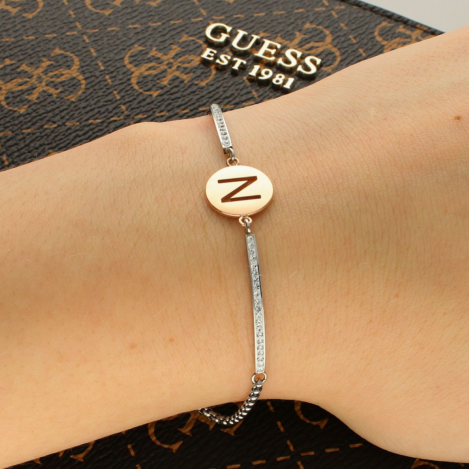 Bransoletka Nomination Italy z kolekcji Milleluci Letters. Wykonana ze stali szlachetnej, zdobiona mieniącymi się, błyszczącymi cyrkoniami pave oraz zawieszką z literą N w kolorze różowego złota..jpg